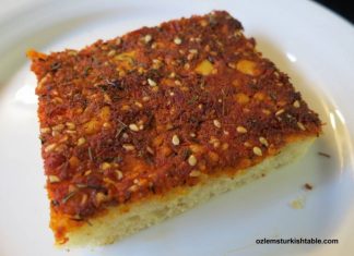 τυρόψωμο με σουσάμι και ρίγανη