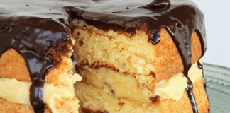 Φωτογραφία με μια λαχταριστή τούρτα Κωκ με γλάσο σοκολάτας.