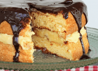 Φωτογραφία με μια λαχταριστή τούρτα Κωκ με γλάσο σοκολάτας.