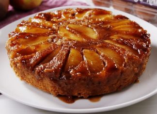 ζουμερή μηλόπιτα με την καραμέλα να τρέχει και τα μήλα