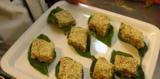 Παστέλι Ανδρου όπως το φτιάχναμε τότε… Παραδοσιακά κομμάτια παστέλι Άνδρου σε σχήμα ρόμβου, πασπαλισμένα με σουσάμι και μαυροσίσαμο, τοποθετημένα πάνω σε μάρμαρο