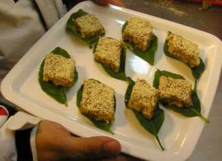 Παραδοσιακά κομμάτια παστέλι Άνδρου σε σχήμα ρόμβου, πασπαλισμένα με σουσάμι και μαυροσίσαμο, τοποθετημένα πάνω σε μάρμαρο