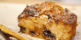 Κοντινό πλάνο σε ένα κομμάτι Πατσαβουρόπιτας Σιροπιαστής, που δείχνει τα σουρωμένα φύλλα και τα δάκρυα σοκολάτας.