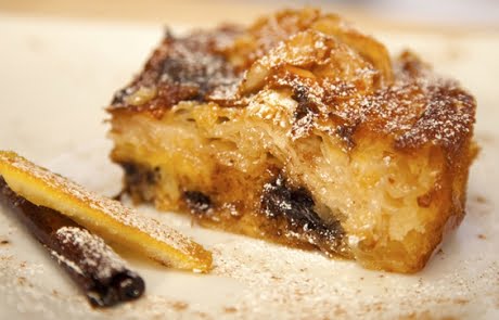 patsavoyropita_glykia_me_sokolata_kai_giaoyrti-1 Κοντινό πλάνο σε ένα κομμάτι Πατσαβουρόπιτας Σιροπιαστής, που δείχνει τα σουρωμένα φύλλα και τα δάκρυα σοκολάτας.