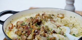 Πιάτο με κρεμώδες Ριζότο με Κοτόπουλο και Μανιτάρια.