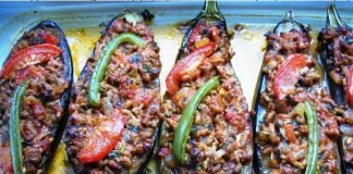 Πεντανόστιμες γεμιστές μελιτζάνες με κιμά