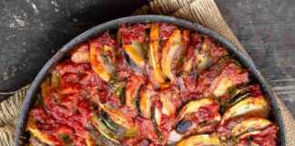 Ρατατούι το πιο ωραίο καλοκαιρινό φαγητό….με ένα κομμάτι φέτα Ένα ταψί με ζεστό, λαχταριστό ρατατούι, με ομοιόμορφα κομμένα λαχανικά και χυμούς