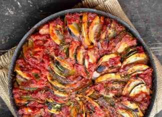 Ένα ταψί με ζεστό, λαχταριστό ρατατούι, με ομοιόμορφα κομμένα λαχανικά και χυμούς