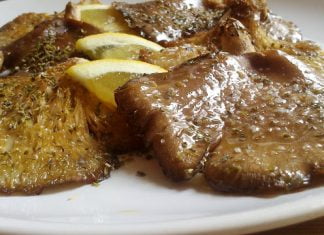 Ζουμερά ψητά μανιτάρια πλευρώτους σερβιρισμένα σε πιατέλα με φρέσκο λεμόνι και πασπαλισμένα με μπόλικη ρίγανη