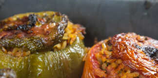 Νηστίσιμα γεμιστά με ρύζι και κουκουνάρι