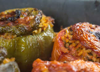 Νηστίσιμα γεμιστά με ρύζι και κουκουνάρι