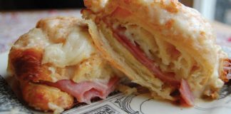 Φωτογραφία ενός χρυσαφένιου Κροκ Μεσιέ με λιωμένο τυρί να ξεχειλίζει.