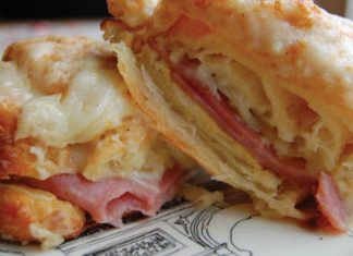 Φωτογραφία ενός χρυσαφένιου Κροκ Μεσιέ με λιωμένο τυρί να ξεχειλίζει.