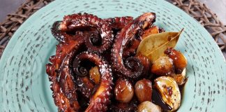 χταπόδι, στιφάδο, κρεμμύδια, νηστίσιμο, θαλασσινά, κόκκινη σάλτσα