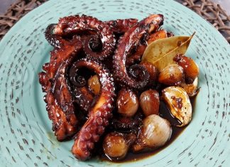 χταπόδι, στιφάδο, κρεμμύδια, νηστίσιμο, θαλασσινά, κόκκινη σάλτσα