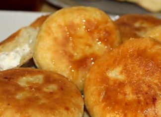 Τραγανές Αγνόπιτες Κρήτης με ξινομυζήθρα, περιχυμένες με μέλι.