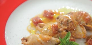 Καλαμάρι γεμιστό με ρύζι και κουκουνάρι