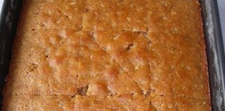 Ενα κέικ με σιρόπι μελιού…λιώνει στον ουρανίσκο Ένα ταψί περιχυμένο με ένα γυαλιστερό, χρυσαφένιο σιρόπι μελιού. Φαίνονται και τα κομματάκια καρυδιού στο εσωτερικό του κέικ.