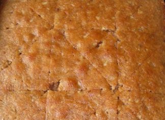 Ενα κέικ με σιρόπι μελιού…λιώνει στον ουρανίσκο Ένα ταψί περιχυμένο με ένα γυαλιστερό, χρυσαφένιο σιρόπι μελιού. Φαίνονται και τα κομματάκια καρυδιού στο εσωτερικό του κέικ.