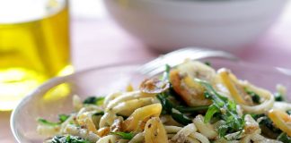 Λιγκουίνι με ρόκα, πιπέρια και ξύδι βαλσάμικο