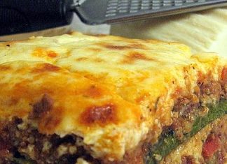 Κομμένο κομμάτι από τον Μουσακά με κολοκυθάκια, που αναδεικνύει τις στρώσεις του κιμά και των κολοκυθιών.