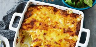 Πατάτα με σάλτσα τυριού στον φούρνο