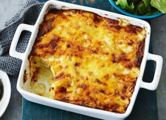 Πατάτα με σάλτσα τυριού στον φούρνο