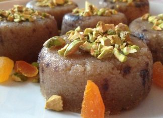 Παραδοσιακός χαλβάς πουτίγκα…..με καρύδι Ένα μπολ με χαλβά σιμιγδαλένιο, με καφέ χρώμα και ψιλοκομμένα καρύδια στην επιφάνεια.