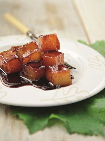 ρετζελι Κομμάτια κολοκύθας μέσα σε διάφανο πετιμέζι, με ένα κλωναράκι αρμπαρόριζα