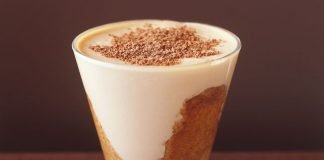 Ατομικά μπολάκια με τιραμισού, διακρίνονται τα στρώματα σαβαγιάρ και κρέμας, πασπαλισμένα με χοντροκομμένη μαύρη σοκολάτα.