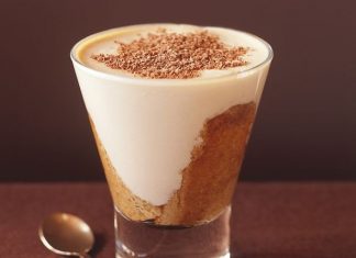 Ατομικά μπολάκια με τιραμισού, διακρίνονται τα στρώματα σαβαγιάρ και κρέμας, πασπαλισμένα με χοντροκομμένη μαύρη σοκολάτα.