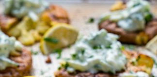 Λεμονάτες Σπασμένες πατατες με τζατζίκι….σκέτο λουκούμι Λεμονάτες Σπασμένες πατατες με τζατζίκι