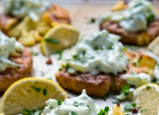 Λεμονάτες Σπασμένες πατατες με τζατζίκι