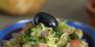 Μελιντζανοσαλάτα με κάπαρι και κρεμμύδια