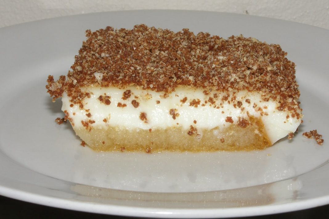 P1092721-2 Ένα γλυκο με στρώσεις από σιροπιασμένες φρυγανιές καλυμμένες με κρέμα και πασπαλισμένες με τριμμένα γκοφρετάκια σοκολάτας.