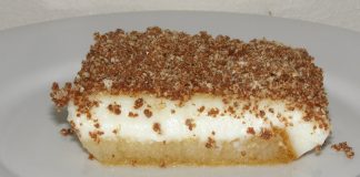 Ένα γλυκο με στρώσεις από σιροπιασμένες φρυγανιές καλυμμένες με κρέμα και πασπαλισμένες με τριμμένα γκοφρετάκια σοκολάτας.