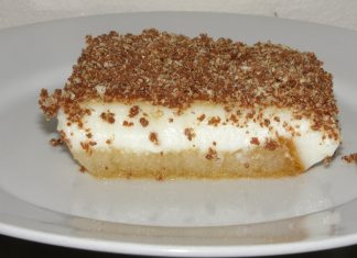 Ένα γλυκο με στρώσεις από σιροπιασμένες φρυγανιές καλυμμένες με κρέμα και πασπαλισμένες με τριμμένα γκοφρετάκια σοκολάτας.