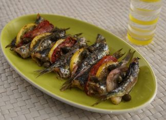 Σαρδέλες με ντομάτα και κάπαρη