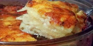 Πιάτο με χρυσαφένιες πατάτες ογκρατέν, με λιωμένο τυρί και κρεμώδη υφή, έτοιμο για σερβίρισμα.