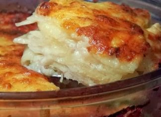 Πιάτο με χρυσαφένιες πατάτες ογκρατέν, με λιωμένο τυρί και κρεμώδη υφή, έτοιμο για σερβίρισμα.