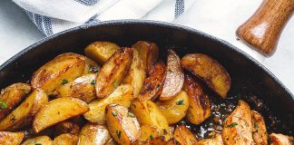 Κοτόπουλο με πατατούλες σκορδάτες στο τηγάνι