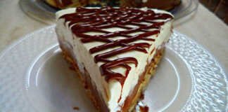 Μια εντυπωσιακή δίχρωμη τούρτα μπισκότου με στρώσεις σοκολάτας και λευκής κρέμας, γαρνιρισμένη με γραμμές Merenda και τριμμένο μπισκότο.