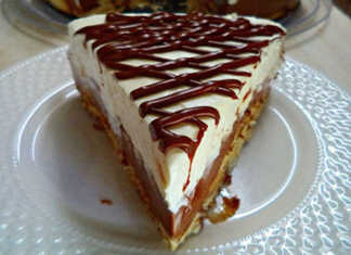 Μια εντυπωσιακή δίχρωμη τούρτα μπισκότου με στρώσεις σοκολάτας και λευκής κρέμας, γαρνιρισμένη με γραμμές Merenda και τριμμένο μπισκότο.