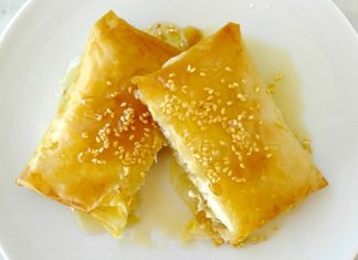 Χρυσαφένια Φέτα Τυλιχτή με Μέλι, πασπαλισμένη με σουσάμι, σε ένα πιάτο σερβιρίσματος