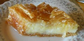 Ταψί με χρυσαφένιο σιροπιαστό γαλακτομπούρεκο κομμένο σε μεγάλα κομμάτια με πλούσια κρέμα που ξεχειλίζει