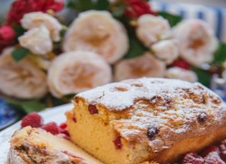 Απίθανο Κέικ γιαουρτιού με βατόμουρα