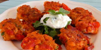 Ντοματοκέφτεδες Σαντορίνης….φτιάξτε τους Πιατέλα με χρυσαφένιους ντοματοκέφτεδες Σαντορίνης, γαρνιρισμένους με φύλλα φρέσκιας μέντας και δίπλα ένα μπολάκι γιαούρτι