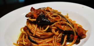 Φανταστική Σκορδομακαρονάδα με μελιτζάνες