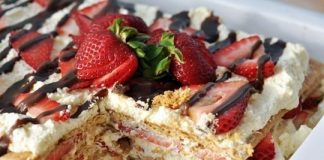 μπισκοτογλυκό ψυγείου με φράουλες