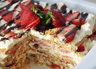 μπισκοτογλυκό ψυγείου με φράουλες